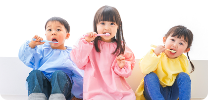 歯磨きをする子どもたち